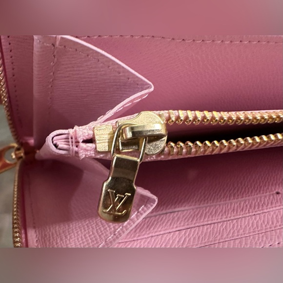 🍋💕Louis Vuitton Monogram Giant By The Pool Zippy Wallet Light Pink💕🍋 - Picture 5 of 16